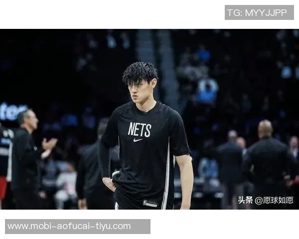 曾凡博全力以赴抢断狄龙皮球倒地争抢引发犯规争议 曾凡博全力以赴抢断狄龙皮球倒地争抢引发犯规争议