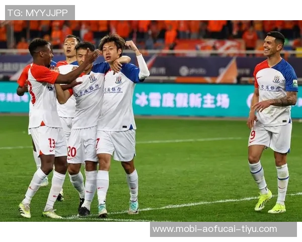 广岛球员失误送机会米内罗头球被解围路易斯补射遗憾中柱 广岛球员失误送机会米内罗头球被解围路易斯补射遗憾中柱