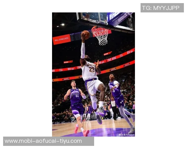 詹姆斯依然能完成左手换手拉杆上篮的精彩瞬间让我大吃一惊