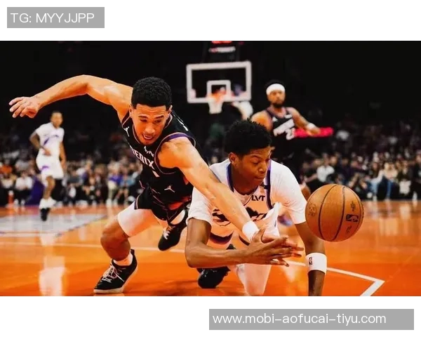 布克下半场狂砍23分揭秘:脱掉紧身防护短裤后活动自如 布克下半场狂砍23分揭秘:脱掉紧身防护短裤后活动自如